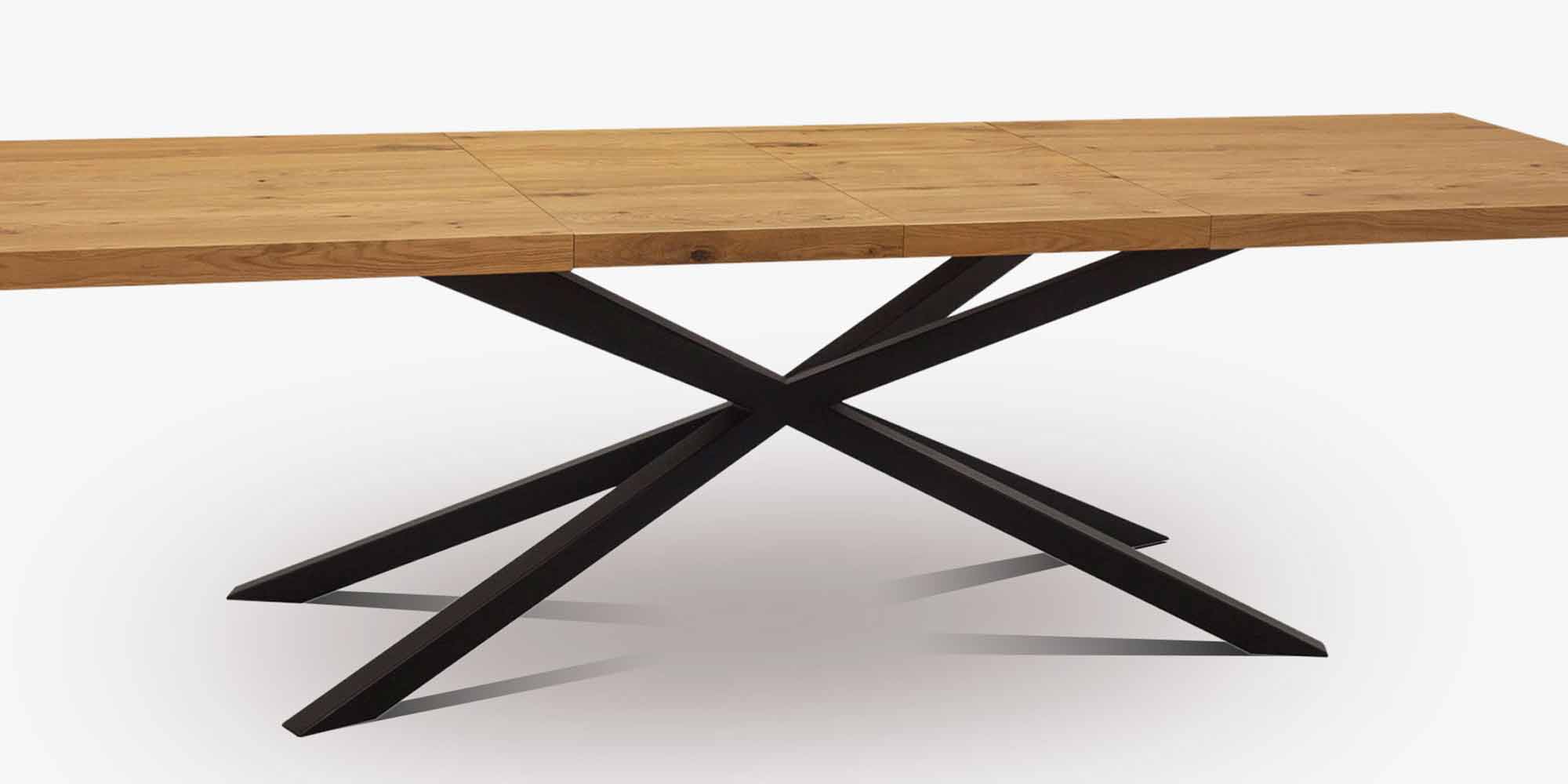 stół z metalowymi nogami i drewnianym blatem